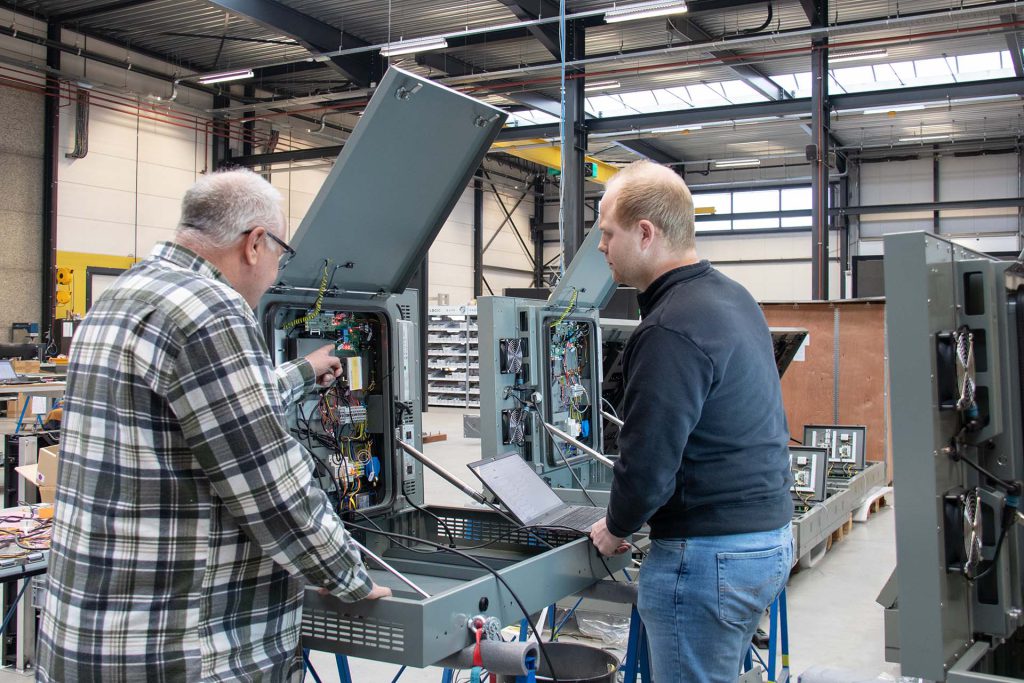 2 collega's controleren LED scherm in productie