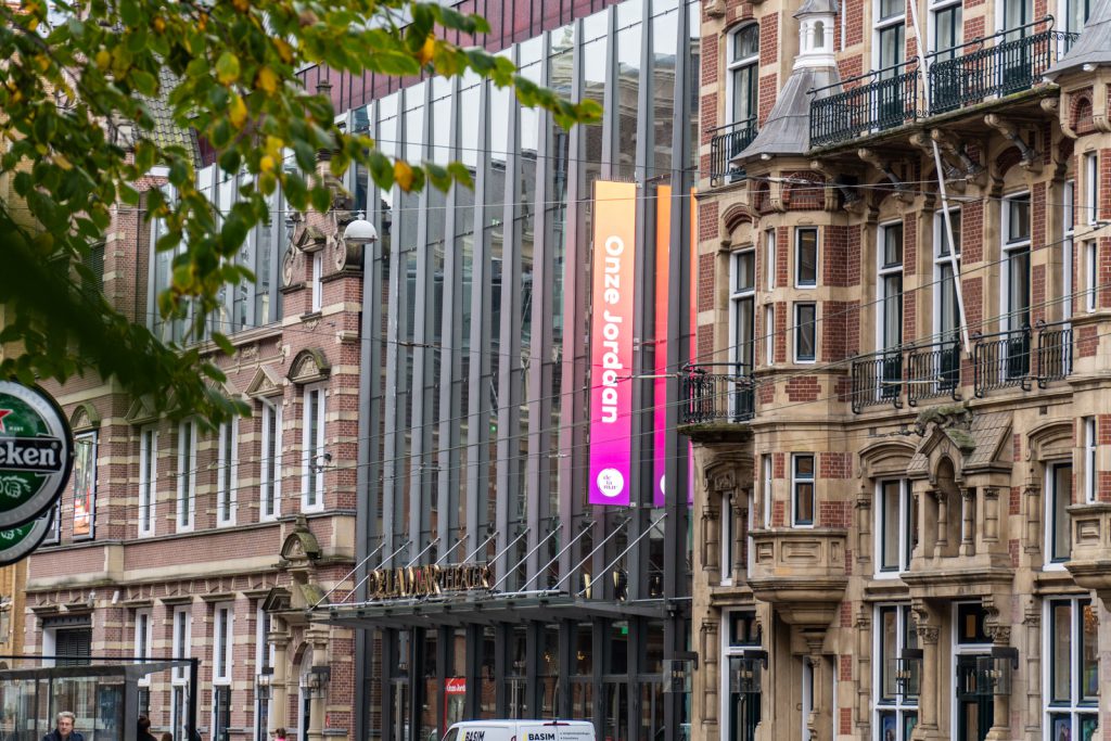Ledbanner tegen gevel theater