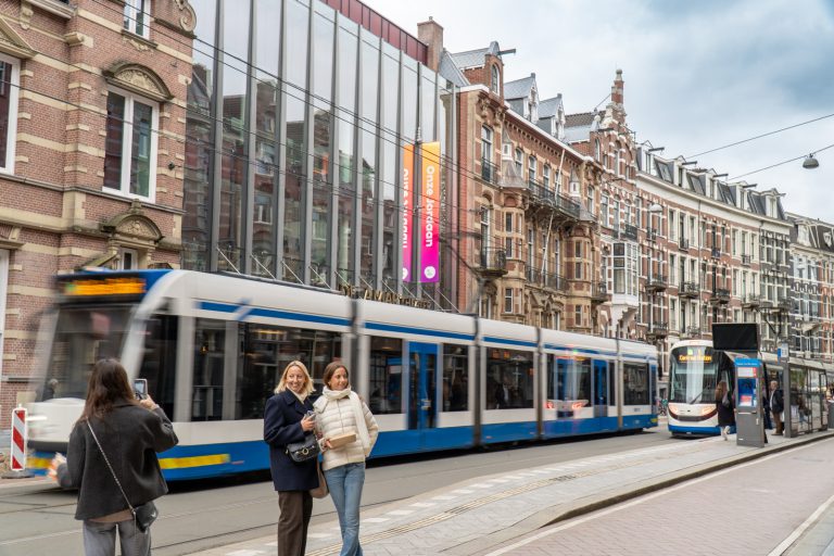 Ledbanner tegen gevel Delamar