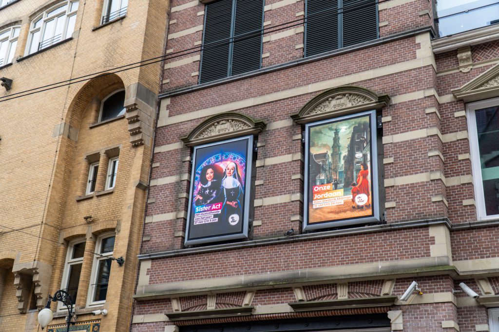 2 ledschilderijen in gevel theater