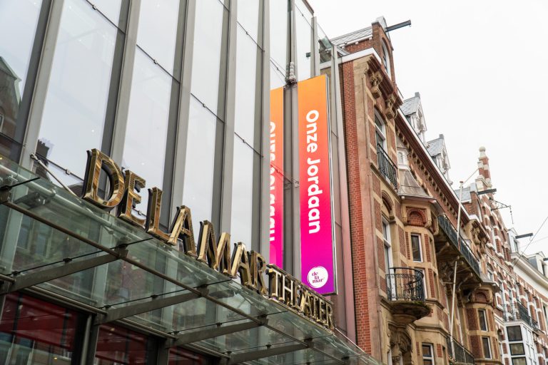 Ledbanner tegen gevel Delamar