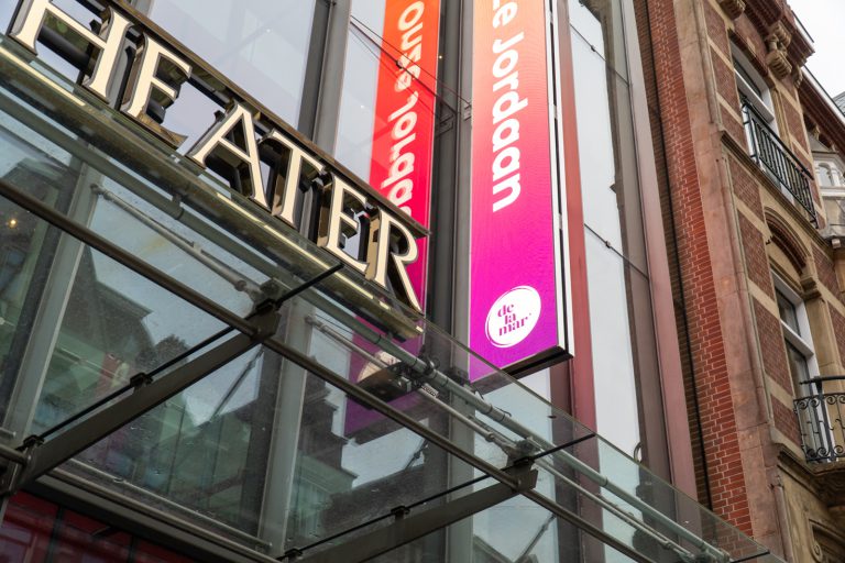 Ledbanner tegen gevel Delamar