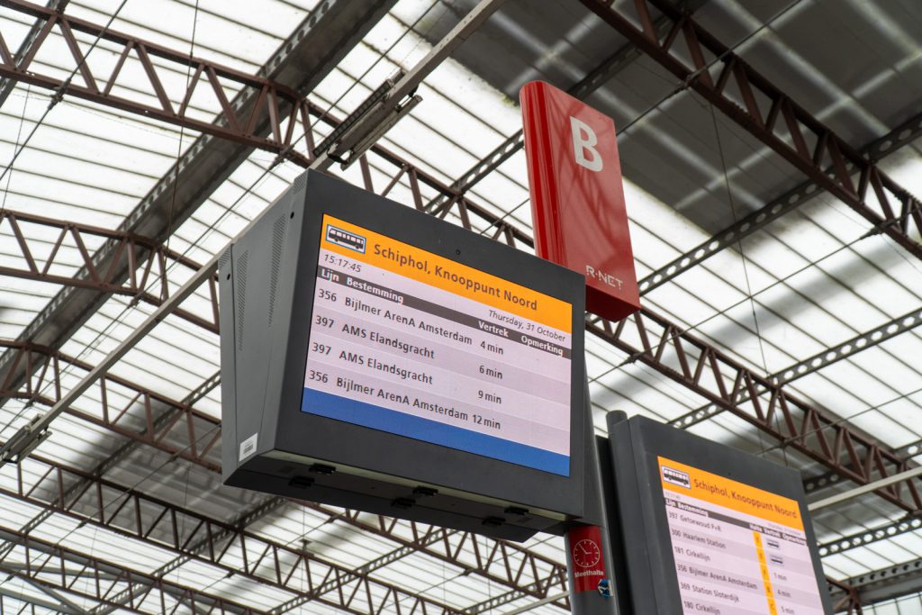 Reisinformatiedisplay bij bushalte Schiphol