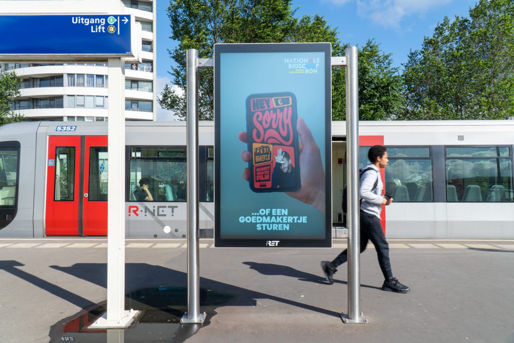 Digitaal scherm op een perron van de RET
