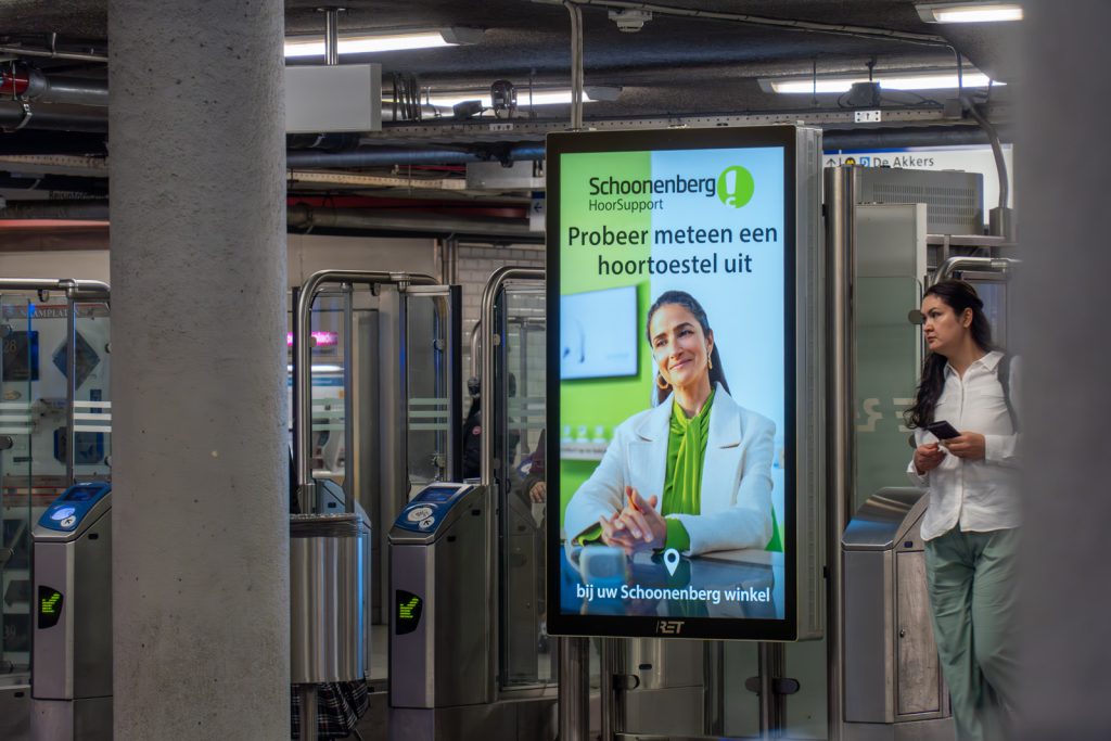 Digitaal scherm op een perron van de RET