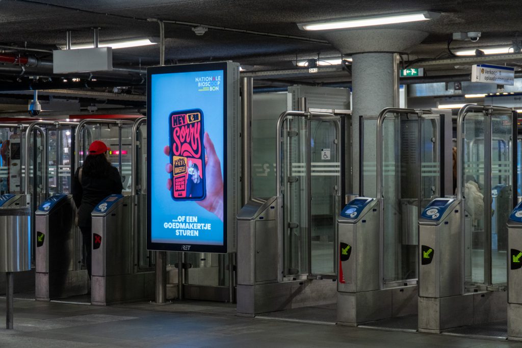 Digitaal scherm op een perron van de RET