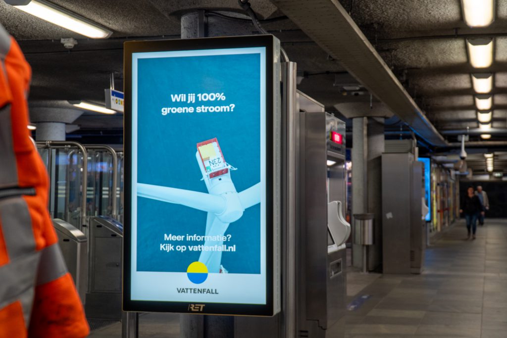 Digitaal scherm op een perron van de RET