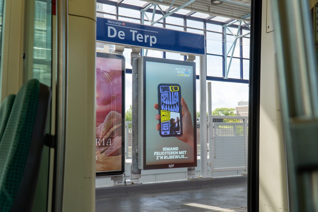 Digitaal scherm op een perron van de RET