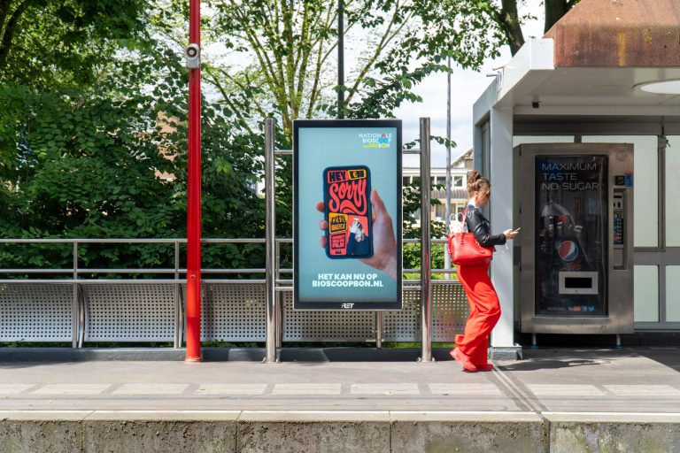 Digitaal scherm op een perron van de RET