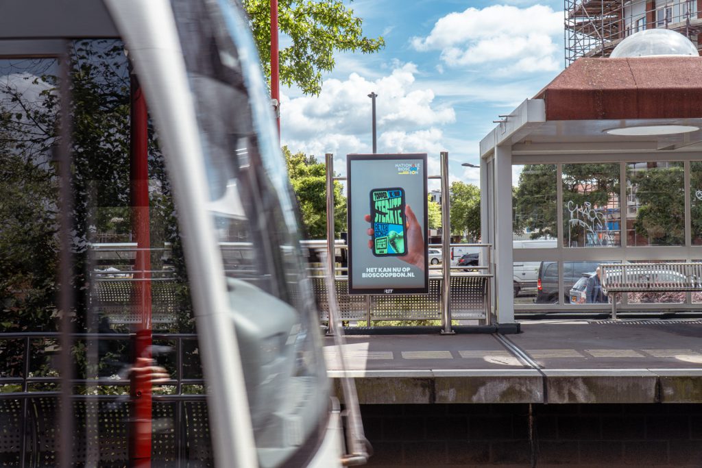 Digitaal scherm op een perron van de RET