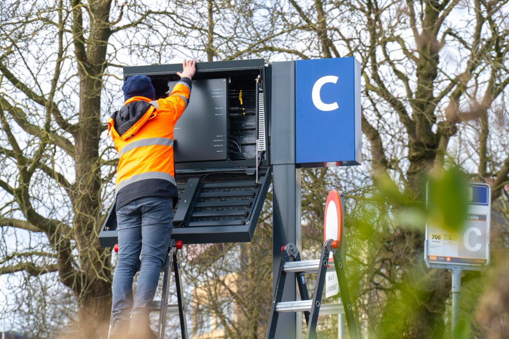 Monteur van Q-lite aan het werk