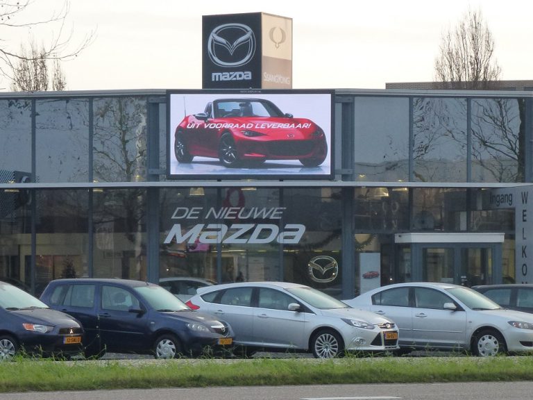 Gevelscherm outdoor autodealer