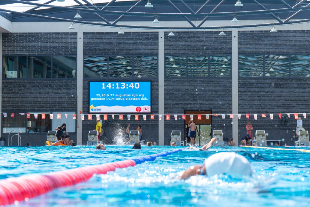 LED-scherm in zwembad Krommerijn