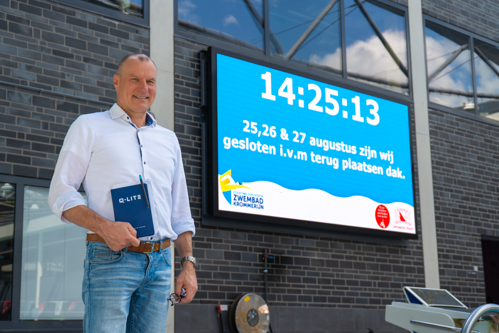 Adviseur Dick bij zwembad de Krommerijn