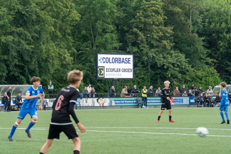 Voetbalclub De Zwervers LED-scherm naast het veld