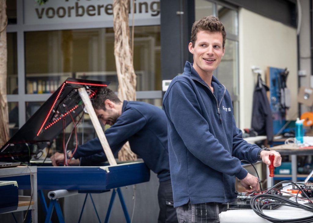 Collega Jonas in onze productiehal