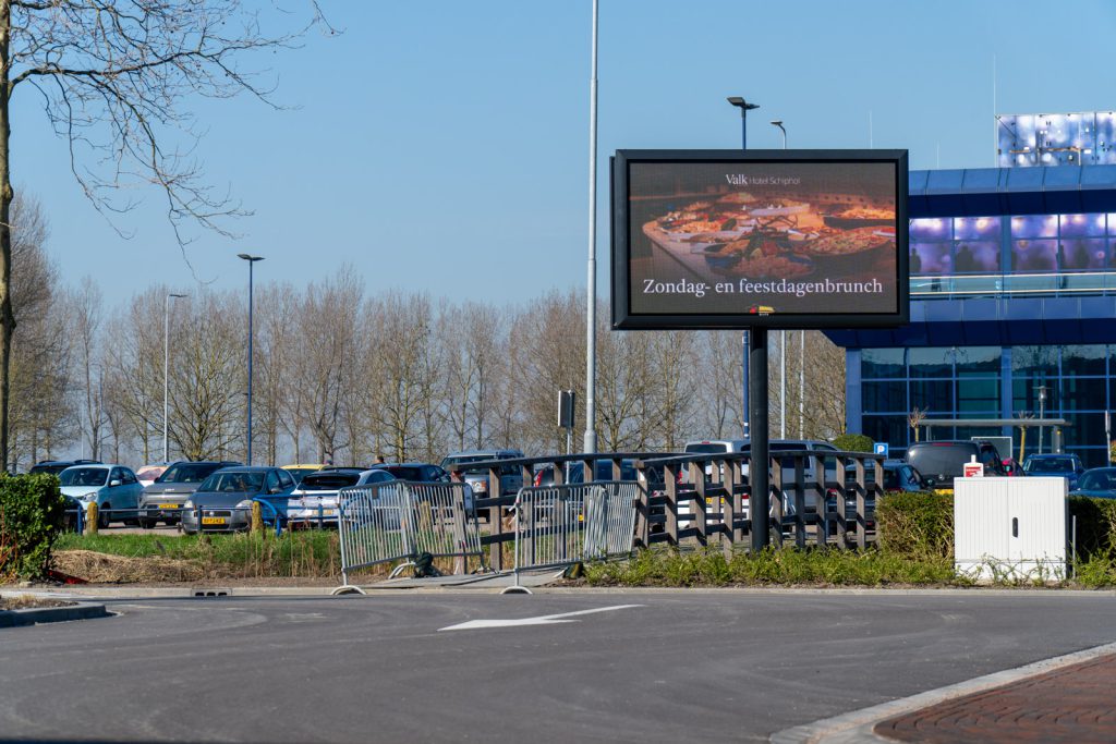 LED-scherm met branding en actuele diensten in de kijker