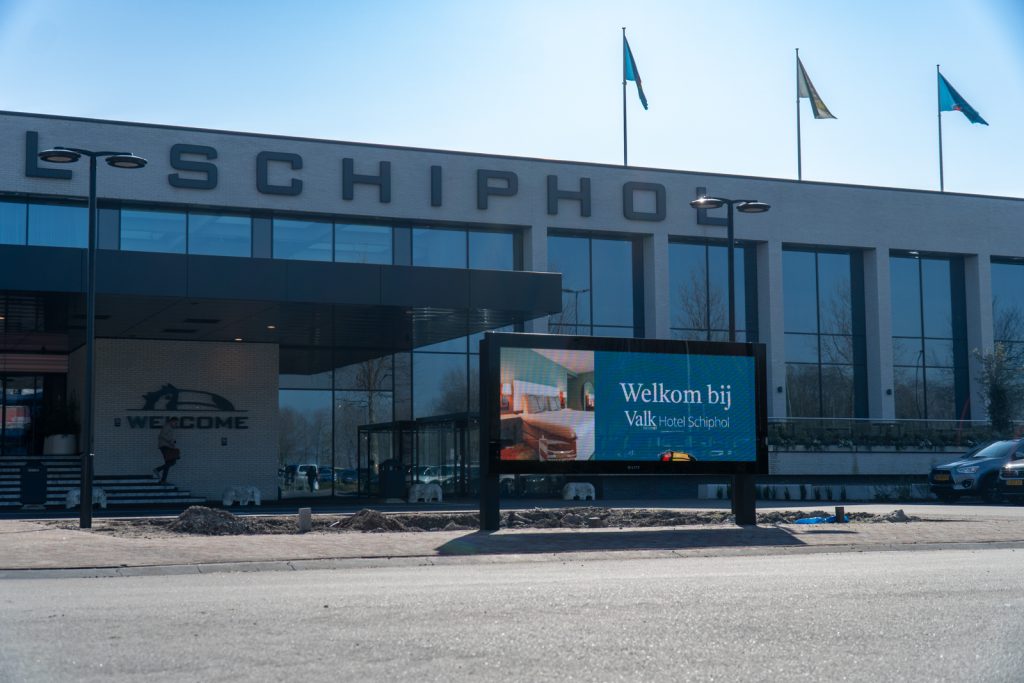 Grote LED-banner op de parking aan de voorgevel