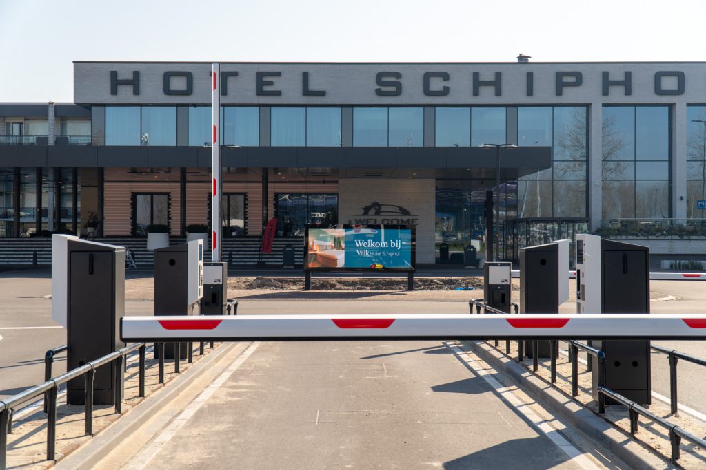 Digitale welkomstbanner bij de entree van Van der Valk Schiphol.