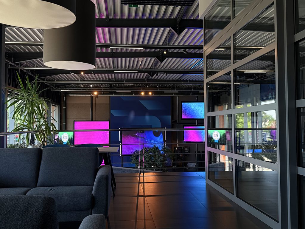 Qlite-showroom-02-lr