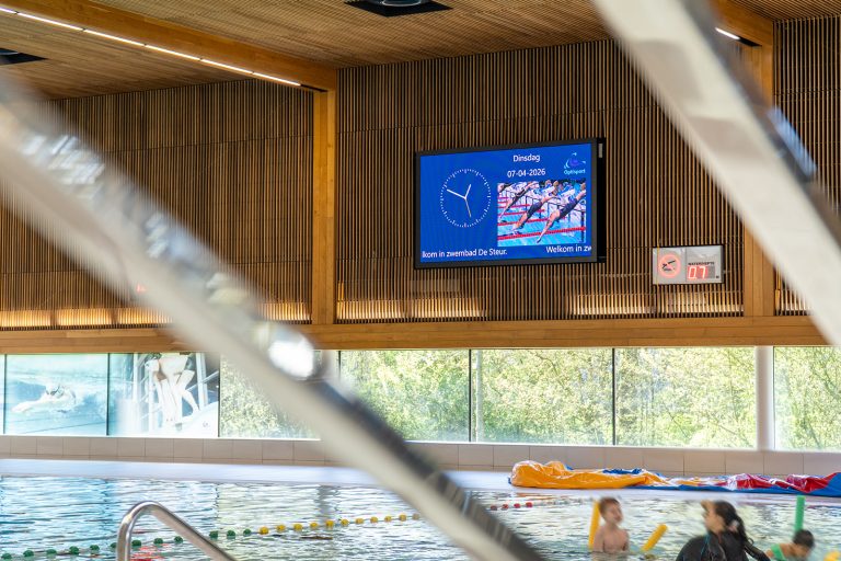 Zwembad De Steur in Kampen met een LED-scorebord