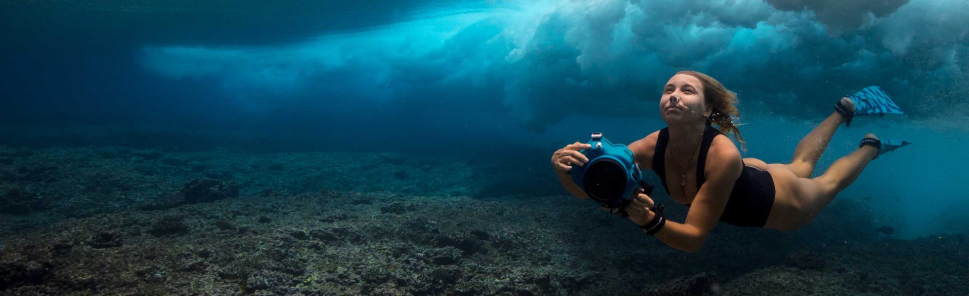 header-bg-womanunderwatercamera